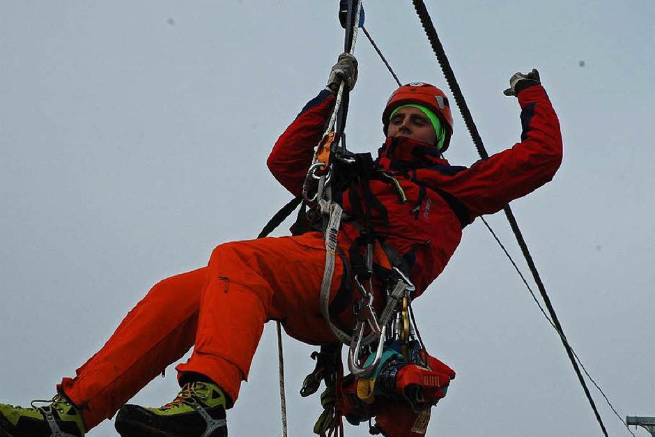 Von den Stützen der Sesselbahn kletterten die Retter zu den einzelnen Gondeln, um die Passagiere abzuseilen. Viele hatten Skier angeschnallt, damit die Übung authentisch ablaufen kann. (Foto: Christiane Sahli) Von den Stützen der Sesselbahn kletterten die Retter zu den einzelnen Gondeln, um die Passagiere abzuseilen. Viele hatten Skier angeschnallt, damit die Übung authentisch ablaufen kann. (Foto: Christiane Sahli)