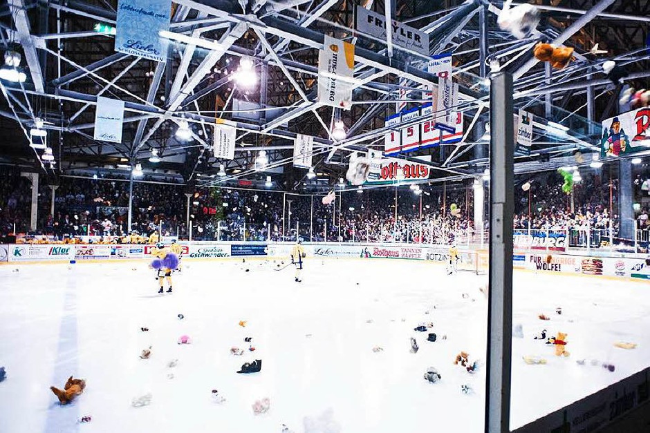 Teddy Bear Toss des EHC Freiburg ’2015 (Foto: Miroslav Dakov) Teddy Bear Toss des EHC Freiburg ’2015 (Foto: Miroslav Dakov)