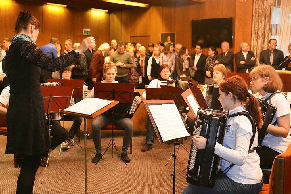 Der HHC Kirchhofen mit Dirigentin Andrana Domke sorgte beim Empfang für die Musik. (Foto: Andrea Gallien) Der HHC Kirchhofen mit Dirigentin Andrana Domke sorgte beim Empfang für die Musik. (Foto: Andrea Gallien)