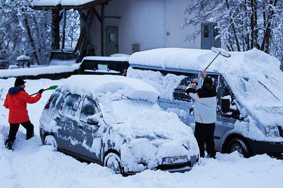 Autos werden in Oberwinden am Sonntag morgen vom Schnee befreit. (Foto: Daniel Fleig) Autos werden in Oberwinden am Sonntag morgen vom Schnee befreit. (Foto: Daniel Fleig)