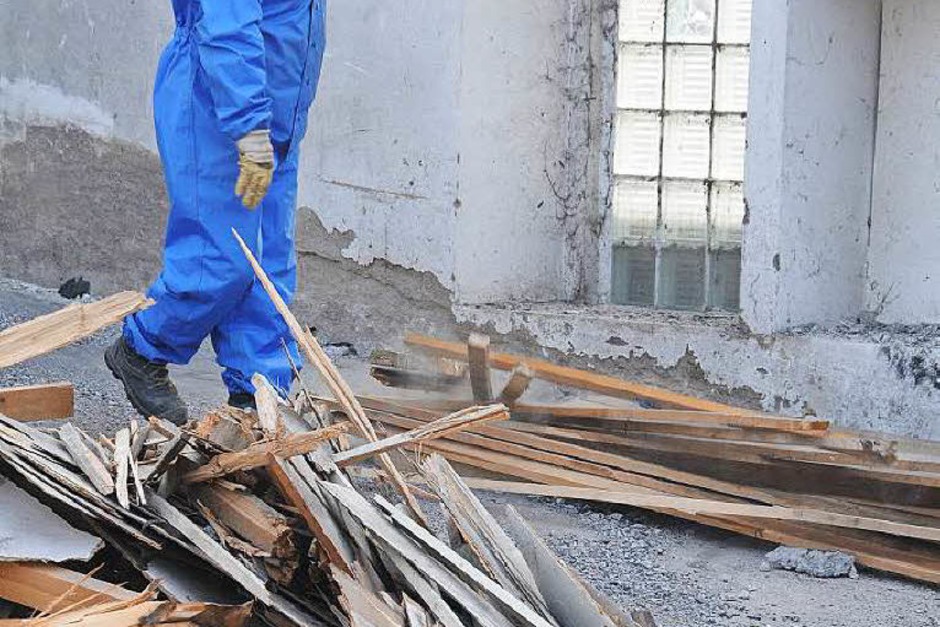 180 Jahre nach dem Bau der "Mechanischen Spinnerei und Weberei Steinen" wird die untere Fabrik auf dem Quelle-Areal dem Erdboden gleich gemacht. Beim geplanten Zerstörungswerk leistet die Firma TG Umwelttechnik ganze Arbeit. (Foto: Robert Bergmann) 180 Jahre nach dem Bau der "Mechanischen Spinnerei und Weberei Steinen" wird die untere Fabrik auf dem Quelle-Areal dem Erdboden gleich gemacht. Beim geplanten Zerstörungswerk leistet die Firma TG Umwelttechnik ganze Arbeit. (Foto: Robert Bergmann)