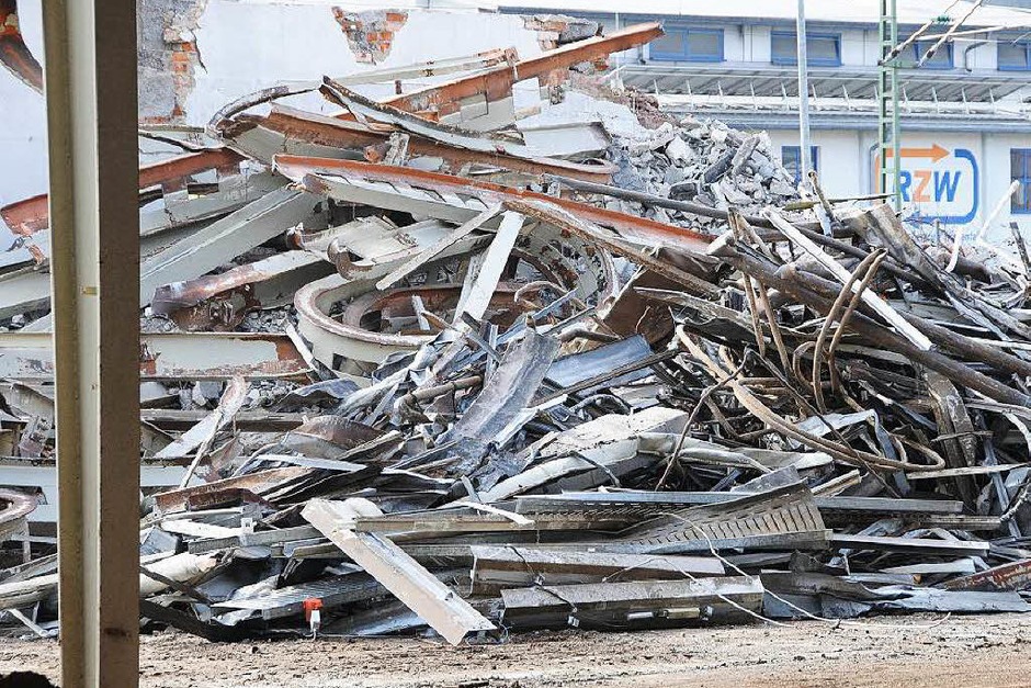 180 Jahre nach dem Bau der "Mechanischen Spinnerei und Weberei Steinen" wird die untere Fabrik auf dem Quelle-Areal dem Erdboden gleich gemacht. Beim geplanten Zerstörungswerk leistet die Firma TG Umwelttechnik ganze Arbeit. (Foto: Robert Bergmann) 180 Jahre nach dem Bau der "Mechanischen Spinnerei und Weberei Steinen" wird die untere Fabrik auf dem Quelle-Areal dem Erdboden gleich gemacht. Beim geplanten Zerstörungswerk leistet die Firma TG Umwelttechnik ganze Arbeit. (Foto: Robert Bergmann)
