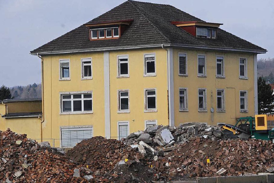 180 Jahre nach dem Bau der "Mechanischen Spinnerei und Weberei Steinen" wird die untere Fabrik auf dem Quelle-Areal dem Erdboden gleich gemacht. Beim geplanten Zerstörungswerk leistet die Firma TG Umwelttechnik ganze Arbeit. (Foto: Robert Bergmann) 180 Jahre nach dem Bau der "Mechanischen Spinnerei und Weberei Steinen" wird die untere Fabrik auf dem Quelle-Areal dem Erdboden gleich gemacht. Beim geplanten Zerstörungswerk leistet die Firma TG Umwelttechnik ganze Arbeit. (Foto: Robert Bergmann)