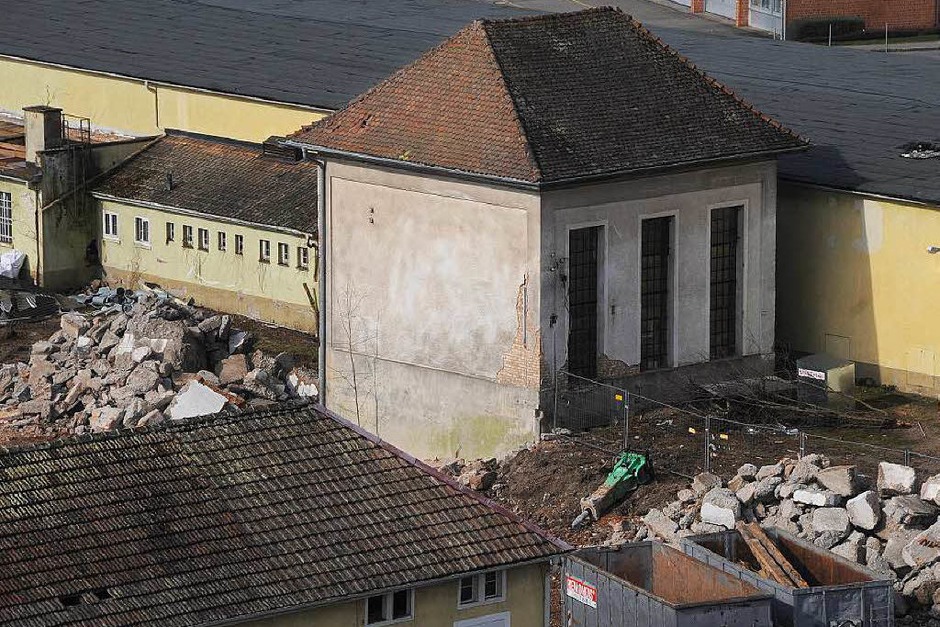 180 Jahre nach dem Bau der "Mechanischen Spinnerei und Weberei Steinen" wird die untere Fabrik auf dem Quelle-Areal dem Erdboden gleich gemacht. Beim geplanten Zerstörungswerk leistet die Firma TG Umwelttechnik ganze Arbeit. (Foto: Robert Bergmann) 180 Jahre nach dem Bau der "Mechanischen Spinnerei und Weberei Steinen" wird die untere Fabrik auf dem Quelle-Areal dem Erdboden gleich gemacht. Beim geplanten Zerstörungswerk leistet die Firma TG Umwelttechnik ganze Arbeit. (Foto: Robert Bergmann)