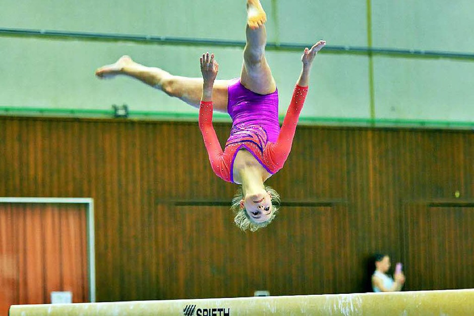 Rund 70 Turnerinnen aus Baden und Schwaben gingen in den Altersklassen 11 bis 16 plus in der Breisgauhalle an die Geräte. Ausrichter war die KTH Herbolzheim. (Foto: Daniel Thoma) Rund 70 Turnerinnen aus Baden und Schwaben gingen in den Altersklassen 11 bis 16 plus in der Breisgauhalle an die Geräte. Ausrichter war die KTH Herbolzheim. (Foto: Daniel Thoma)