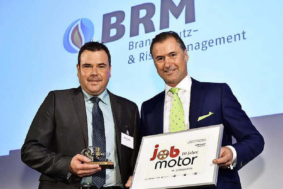Verleihung des Jobmotor 2015 : Preisträger Marc Schlicksupp (li., Geschäftsführer von BRM Brandschutz GmbH Heitersheim) und Laudator Steffen P. Würth (Vizepräsident der IHK Schwarzwald-Baar-Heuberg) (Foto: Thomas Kunz) Verleihung des Jobmotor 2015 : Preisträger Marc Schlicksupp (li., Geschäftsführer von BRM Brandschutz GmbH Heitersheim) und Laudator Steffen P. Würth (Vizepräsident der IHK Schwarzwald-Baar-Heuberg) (Foto: Thomas Kunz)