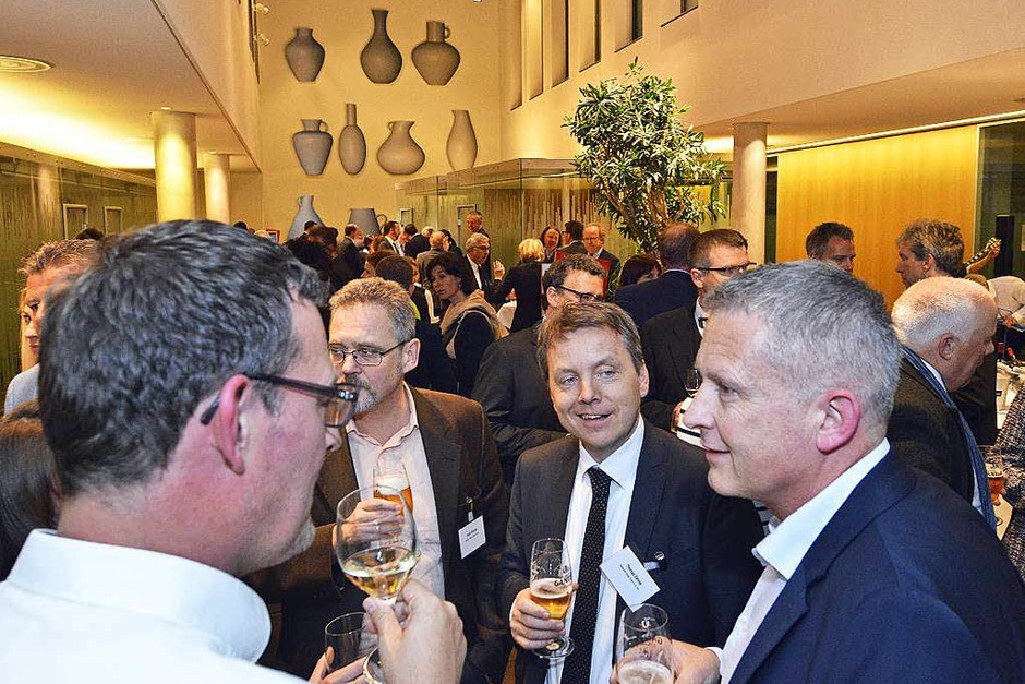 Musik, Essen und kühle Getränke nach der Preisverleihung. In den zehn Jahren seines Bestehens haben die Teilnehmer des Wettbewerbs Jobmotor der Badischen Zeitung und ihrer Partner 12 023 neue Stellen geschaffen. (Foto: Michael Bamberger) Musik, Essen und kühle Getränke nach der Preisverleihung. In den zehn Jahren seines Bestehens haben die Teilnehmer des Wettbewerbs Jobmotor der Badischen Zeitung und ihrer Partner 12 023 neue Stellen geschaffen. (Foto: Michael Bamberger)