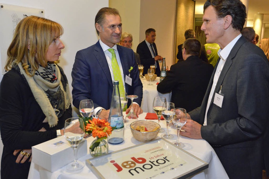 Musik, Essen und kühle Getränke nach der Preisverleihung. In den zehn Jahren seines Bestehens haben die Teilnehmer des Wettbewerbs Jobmotor der Badischen Zeitung und ihrer Partner 12 023 neue Stellen geschaffen. (Foto: Michael Bamberger) Musik, Essen und kühle Getränke nach der Preisverleihung. In den zehn Jahren seines Bestehens haben die Teilnehmer des Wettbewerbs Jobmotor der Badischen Zeitung und ihrer Partner 12 023 neue Stellen geschaffen. (Foto: Michael Bamberger)