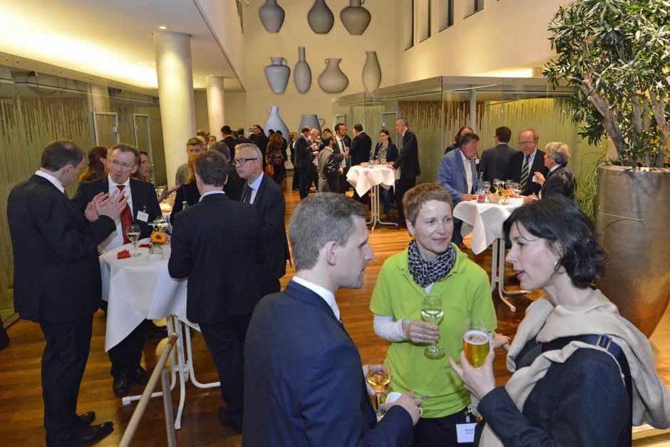 Musik, Essen und kühle Getränke nach der Preisverleihung. In den zehn Jahren seines Bestehens haben die Teilnehmer des Wettbewerbs Jobmotor der Badischen Zeitung und ihrer Partner 12 023 neue Stellen geschaffen. (Foto: Michael Bamberger) Musik, Essen und kühle Getränke nach der Preisverleihung. In den zehn Jahren seines Bestehens haben die Teilnehmer des Wettbewerbs Jobmotor der Badischen Zeitung und ihrer Partner 12 023 neue Stellen geschaffen. (Foto: Michael Bamberger)