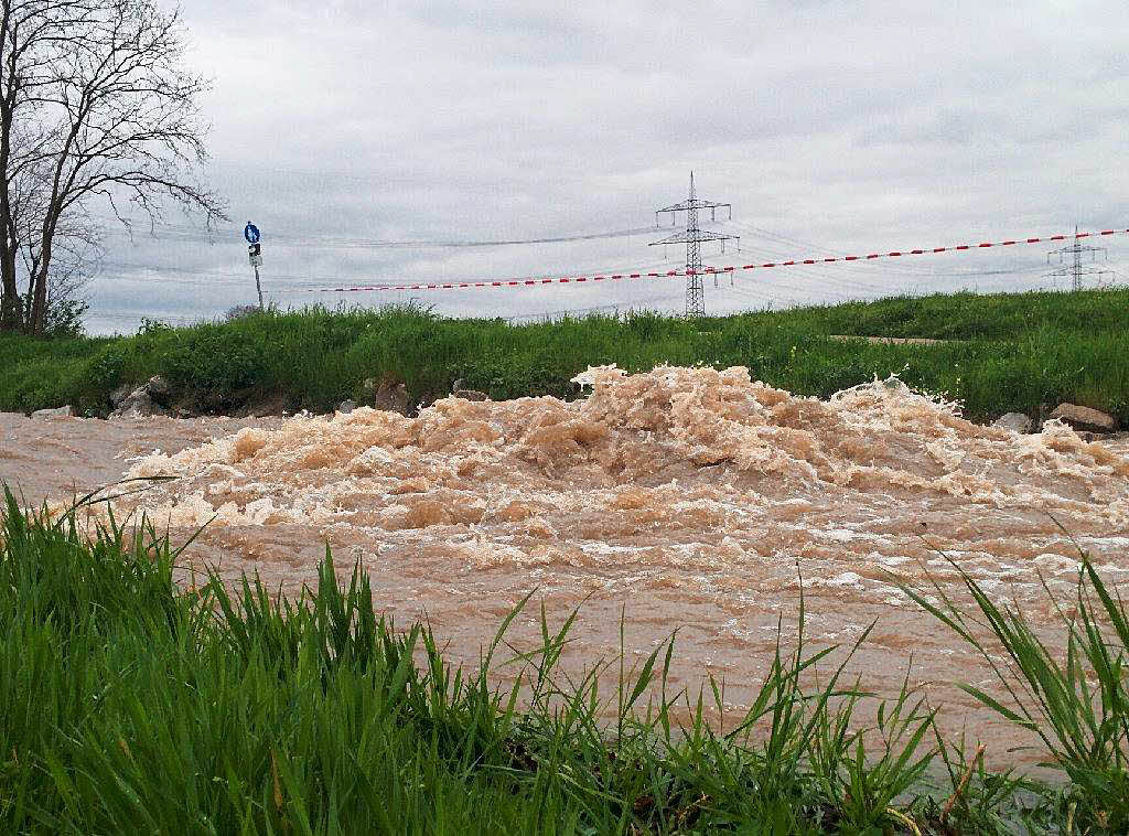 Hochwasser hält Bad Krozinger Feuerwehr in Atem - Badische Zeitung