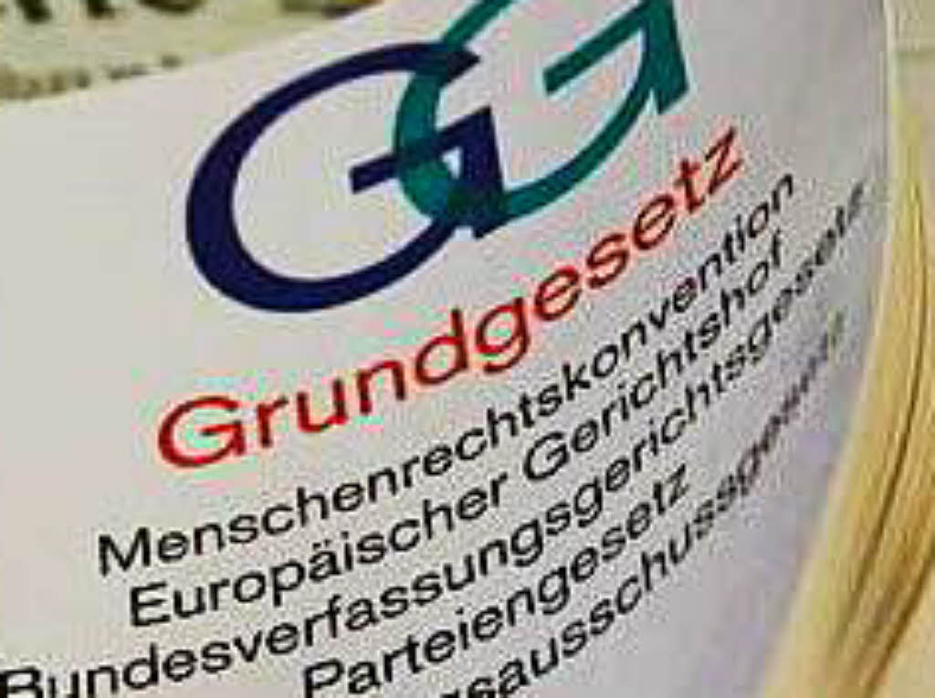 Helfer erklären Flüchtlingen das deutsche Grundgesetz - Badische Zeitung