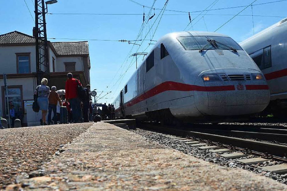 Denzlingen ist zum ICE-Halt geworden, weil es auf der Rheintalbahn zwischen Freiburg und Ebringen erneut einen Erdrutsch gab. (Foto: Max Schuler) Denzlingen ist zum ICE-Halt geworden, weil es auf der Rheintalbahn zwischen Freiburg und Ebringen erneut einen Erdrutsch gab. (Foto: Max Schuler)