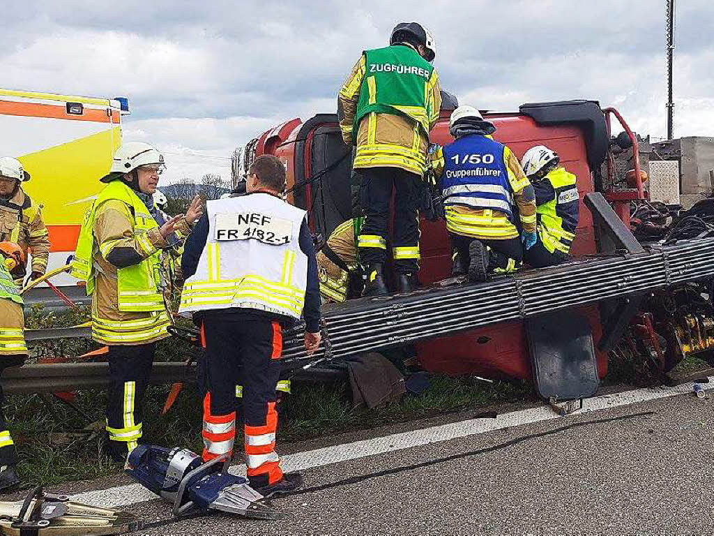 Laster durchbricht Leitplanke auf der A5 bei Bad Krozingen - Badische Zeitung