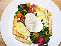 Bunter Blattgenuss: Spargel mit Mangold und Ei Bunter Blattgenuss: Spargel mit Mangold und Ei