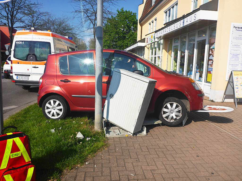 Seniorin verliert Kontrolle über ihr Auto - Badische Zeitung