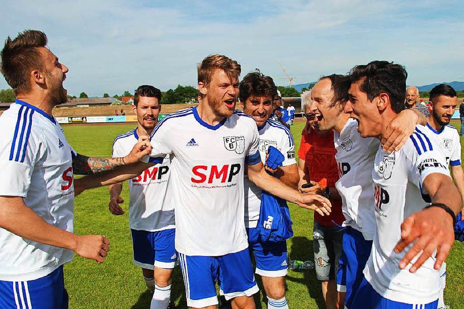 Jubel beim FC Bötzingen: Die erste Mannschaft hat überraschend doch noch den Klassenerhalt geschafft. (Foto: Horst David) Jubel beim FC Bötzingen: Die erste Mannschaft hat überraschend doch noch den Klassenerhalt geschafft. (Foto: Horst David)