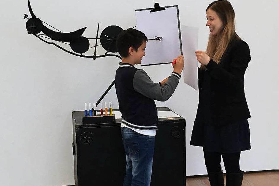 Hier versucht sich Balint Bajkai als Künstler. Er soll einen Kreis malen. Doch das ist gar nicht so leicht, da Olivia Jenni das Blatt hin- und herbewegt. Wer malt da nun eigentlich? (Foto: Sonja Zellmann) Hier versucht sich Balint Bajkai als Künstler. Er soll einen Kreis malen. Doch das ist gar nicht so leicht, da Olivia Jenni das Blatt hin- und herbewegt. Wer malt da nun eigentlich? (Foto: Sonja Zellmann)