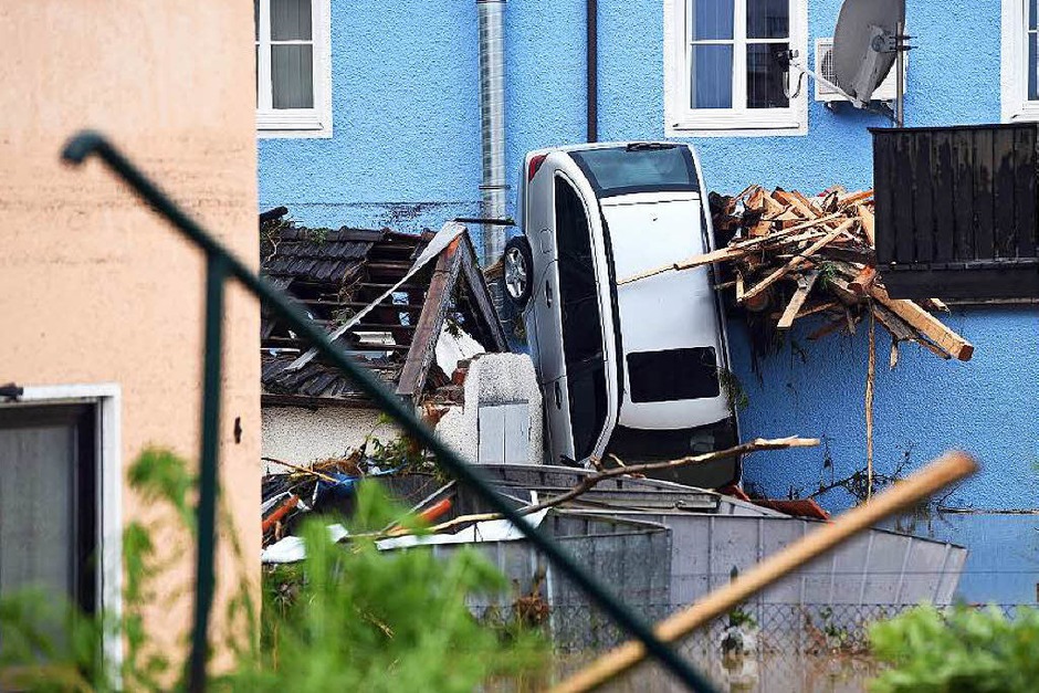 Das Wasser kam rasant und überraschte viele Bürger im Kreis Rottal-Inn. (Foto: dpa) Das Wasser kam rasant und überraschte viele Bürger im Kreis Rottal-Inn. (Foto: dpa)