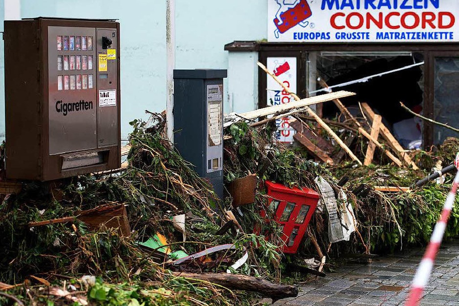 Das Wasser kam rasant und überraschte viele Bürger im Kreis Rottal-Inn. (Foto: dpa) Das Wasser kam rasant und überraschte viele Bürger im Kreis Rottal-Inn. (Foto: dpa)