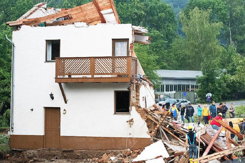 Das Wasser kam rasant und überraschte viele Bürger im Kreis Rottal-Inn. (Foto: dpa) Das Wasser kam rasant und überraschte viele Bürger im Kreis Rottal-Inn. (Foto: dpa)