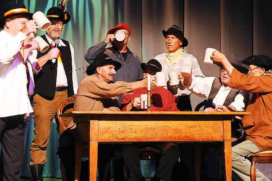 Überraschend standen auch Bürgermeister Erik Weide, Pfarrer Steffen Jelic und andere Lokalprominente mit Darbietungen auf der Bühne. Es gab ernste wie auch humorige Beiträge. Das Publikum klatschte am Ende begeistert im Stehen Beifall. (Foto: WOLFGANG KUENSTLE ) Überraschend standen auch Bürgermeister Erik Weide, Pfarrer Steffen Jelic und andere Lokalprominente mit Darbietungen auf der Bühne. Es gab ernste wie auch humorige Beiträge. Das Publikum klatschte am Ende begeistert im Stehen Beifall. (Foto: WOLFGANG KUENSTLE )