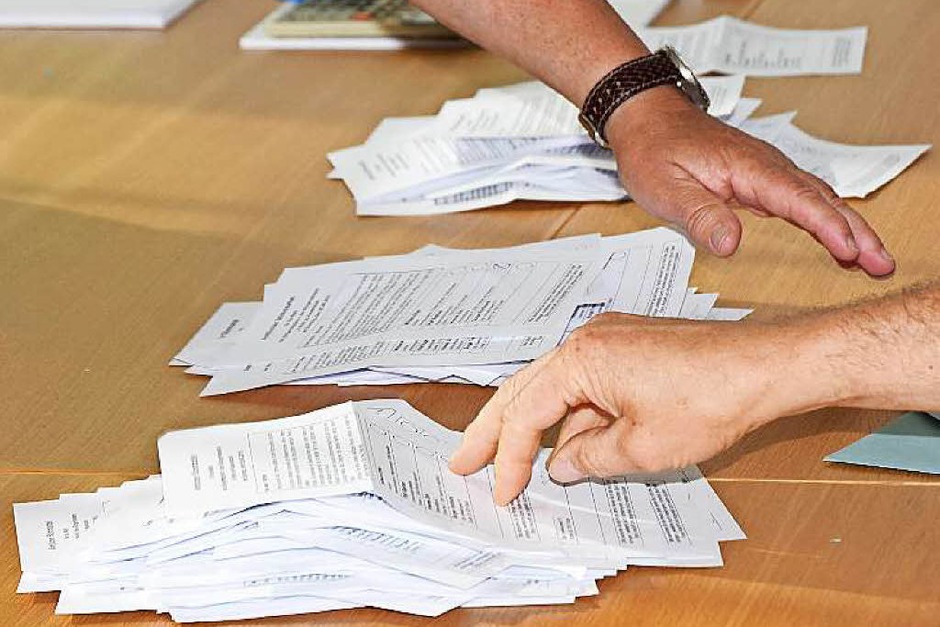 Die Stimmzettel stapeln sich, zahlreiche interessierte Bürger verfolgen die Auszählung im Bürgersaal des Rathauses. (Foto: Martin Wendel) Die Stimmzettel stapeln sich, zahlreiche interessierte Bürger verfolgen die Auszählung im Bürgersaal des Rathauses. (Foto: Martin Wendel)