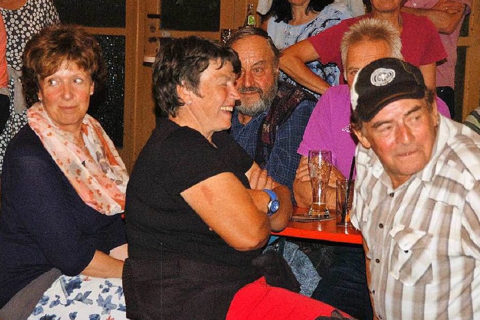 Spaß und Begeisterung, Muskelkraft und Technik, Anspannung und Erleichterung offerierte das Bierkisten-Stapeln der Feuerwehren im Rahmen des Dorffestes Willaringen am Montagabend. (Foto: Hildegard Siebold) Spaß und Begeisterung, Muskelkraft und Technik, Anspannung und Erleichterung offerierte das Bierkisten-Stapeln der Feuerwehren im Rahmen des Dorffestes Willaringen am Montagabend. (Foto: Hildegard Siebold)