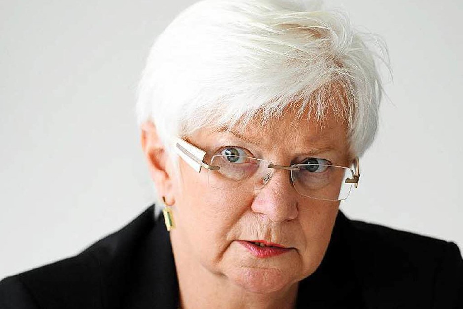 Gerda Hasselfeldt: FÜR die 65-jährige Vorsitzende der CSU-Landesgruppe im Bundestag spricht, dass sie integrierend wirkt. GEGEN sie spricht, dass ihre Partei der Generallinie der deutschen Politik derzeit nur zähneknirschend zustimmt. (Foto: dpa) Gerda Hasselfeldt: FÜR die 65-jährige Vorsitzende der CSU-Landesgruppe im Bundestag spricht, dass sie integrierend wirkt. GEGEN sie spricht, dass ihre Partei der Generallinie der deutschen Politik derzeit nur zähneknirschend zustimmt. (Foto: dpa)