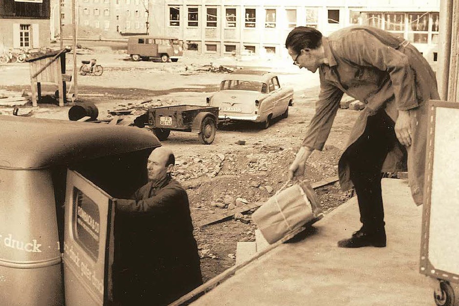 Bereit für den Transport zum Leser: Der Hof des Neubaus an der Lörracher Straße ist noch nicht asphaltiert, gearbeitet wird dennoch schon. (Foto: BZ-Archiv) Bereit für den Transport zum Leser: Der Hof des Neubaus an der Lörracher Straße ist noch nicht asphaltiert, gearbeitet wird dennoch schon. (Foto: BZ-Archiv)