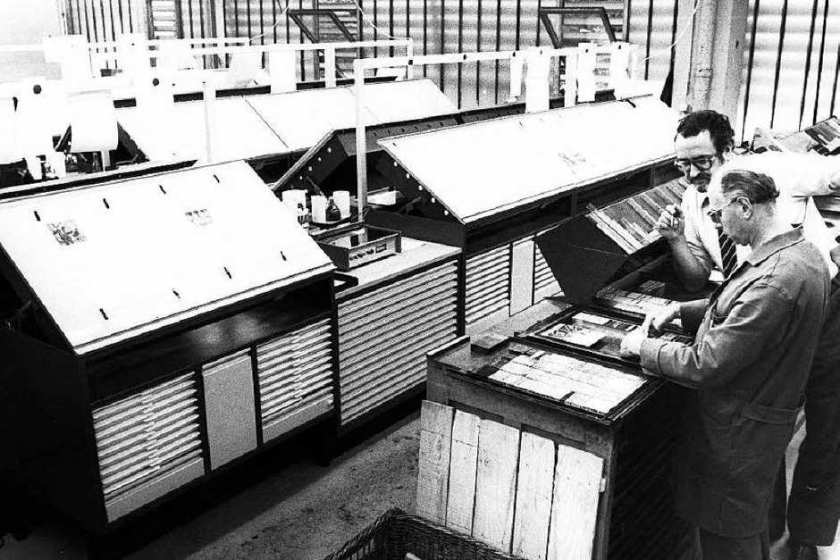 Im Umbruch: Der Freiburger Lokalchef Wolfgang Fiek und Schriftsetzer Kurt Beck arbeiten 1980 noch mit dem Bleisatz, im Hintergrund sind bereits die Lichttische für die Montage des Fotosatzes zu sehen. (Foto: Privat) Im Umbruch: Der Freiburger Lokalchef Wolfgang Fiek und Schriftsetzer Kurt Beck arbeiten 1980 noch mit dem Bleisatz, im Hintergrund sind bereits die Lichttische für die Montage des Fotosatzes zu sehen. (Foto: Privat)