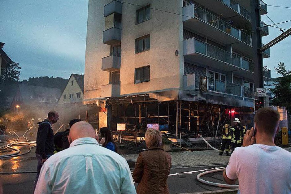 Feuerwehreinsatz in einem Modellbaugeschäft im Freiburger Norden: Die Flammen haben den Laden zerstört, die Feuerwehr bewahrte das fünfstöckige Gebäude vor einem Übergreifen der Flammen. (Foto: Feuerwehr Freiburg) Feuerwehreinsatz in einem Modellbaugeschäft im Freiburger Norden: Die Flammen haben den Laden zerstört, die Feuerwehr bewahrte das fünfstöckige Gebäude vor einem Übergreifen der Flammen. (Foto: Feuerwehr Freiburg)