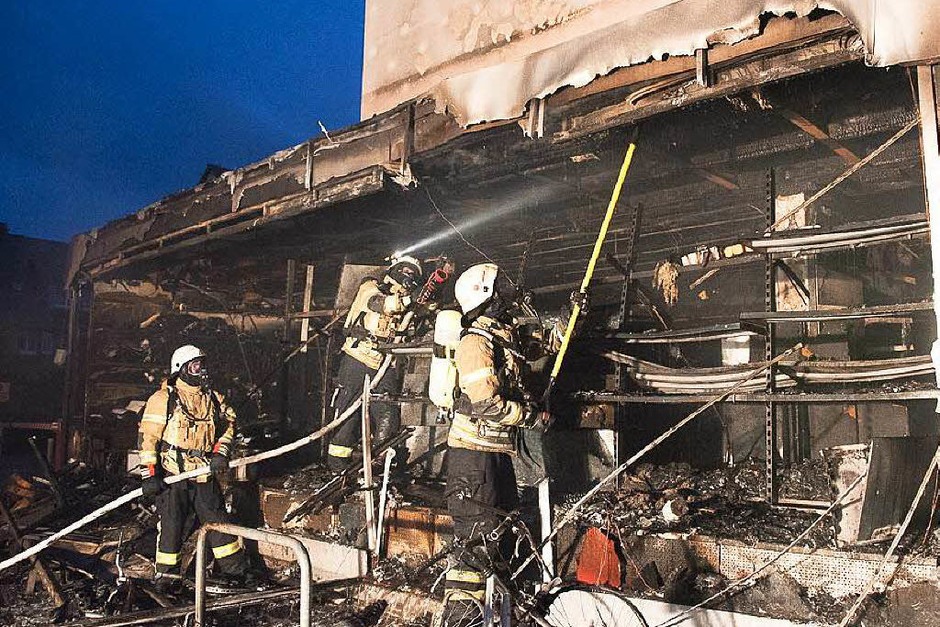 Feuerwehreinsatz in einem Modellbaugeschäft im Freiburger Norden: Die Flammen haben den Laden zerstört, die Feuerwehr bewahrte das fünfstöckige Gebäude vor einem Übergreifen der Flammen. (Foto: Feuerwehr Freiburg) Feuerwehreinsatz in einem Modellbaugeschäft im Freiburger Norden: Die Flammen haben den Laden zerstört, die Feuerwehr bewahrte das fünfstöckige Gebäude vor einem Übergreifen der Flammen. (Foto: Feuerwehr Freiburg)