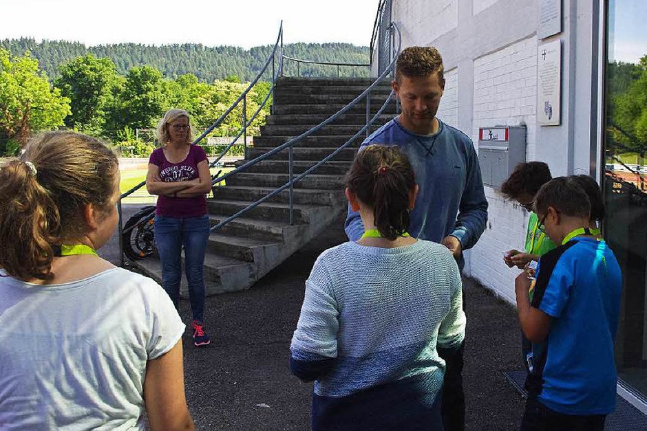 Am Anfang bekam jeder Schüler von U12-Trainer Johannes Lienhard, der die Führung leitete, ein Zettelchen mit einer Frage zu einem bestimmten Bereich. (Foto: Sonja Müller) Am Anfang bekam jeder Schüler von U12-Trainer Johannes Lienhard, der die Führung leitete, ein Zettelchen mit einer Frage zu einem bestimmten Bereich. (Foto: Sonja Müller)