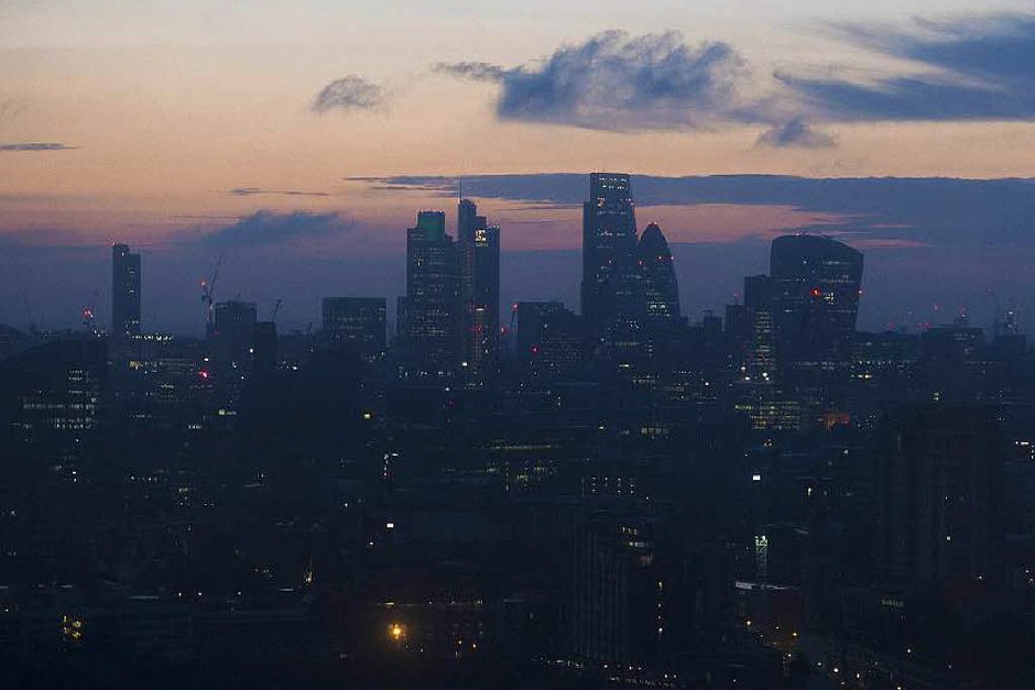 Der Morgen dämmert über London: Nach und nach kommen die Reaktionen aus aller Welt. (Foto: dpa) Der Morgen dämmert über London: Nach und nach kommen die Reaktionen aus aller Welt. (Foto: dpa)