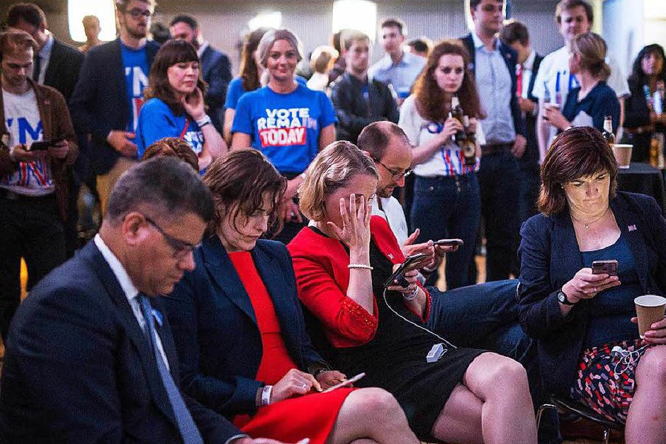 Bestürzung auf der anderen Wahlparty (Foto: AFP) Bestürzung auf der anderen Wahlparty (Foto: AFP)