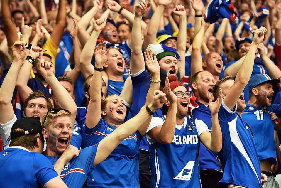 Große Freude auf den Rängen: Island hat England rausgeworfen. Dabei sah es anfangs nicht so aus... (Foto: AFP) Große Freude auf den Rängen: Island hat England rausgeworfen. Dabei sah es anfangs nicht so aus... (Foto: AFP)