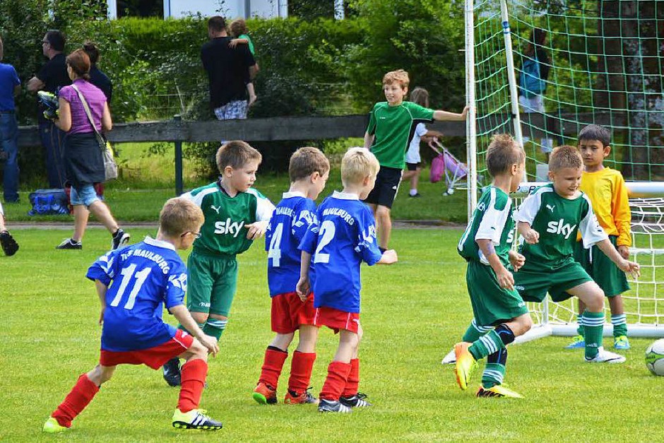 Spannende Fußballspiele und viel Spiel und Spaß – das gab es auch außerhalb des Rasenplatzes beim FC Hausen im Wiesental am Wochenende 24. bis 26. Juni 2016 (Foto: Oliver Schmidt) Spannende Fußballspiele und viel Spiel und Spaß – das gab es auch außerhalb des Rasenplatzes beim FC Hausen im Wiesental am Wochenende 24. bis 26. Juni 2016 (Foto: Oliver Schmidt)