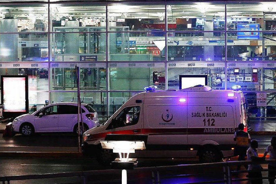 Ein Anschlag auf den Istanbuler Atatürk-Flughafen erschüttert die Türkei. (Foto: dpa) Ein Anschlag auf den Istanbuler Atatürk-Flughafen erschüttert die Türkei. (Foto: dpa)
