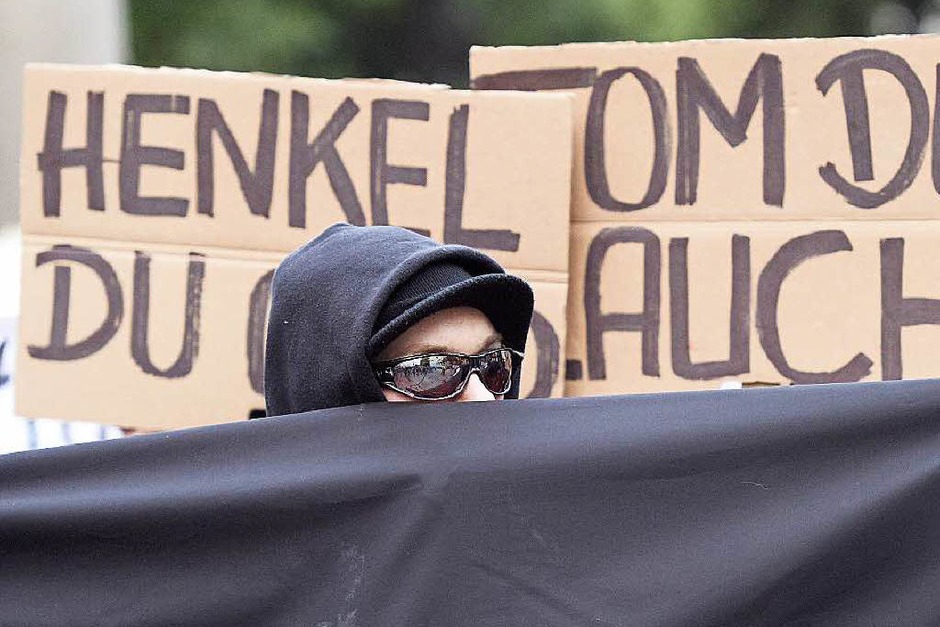 Krawalle in Berlin-Friedrichshain: Linke und linksextreme Gruppen unterstützen Autonome, die Häuser in der Rigaer Straße bewohnen. (Foto: dpa) Krawalle in Berlin-Friedrichshain: Linke und linksextreme Gruppen unterstützen Autonome, die Häuser in der Rigaer Straße bewohnen. (Foto: dpa)