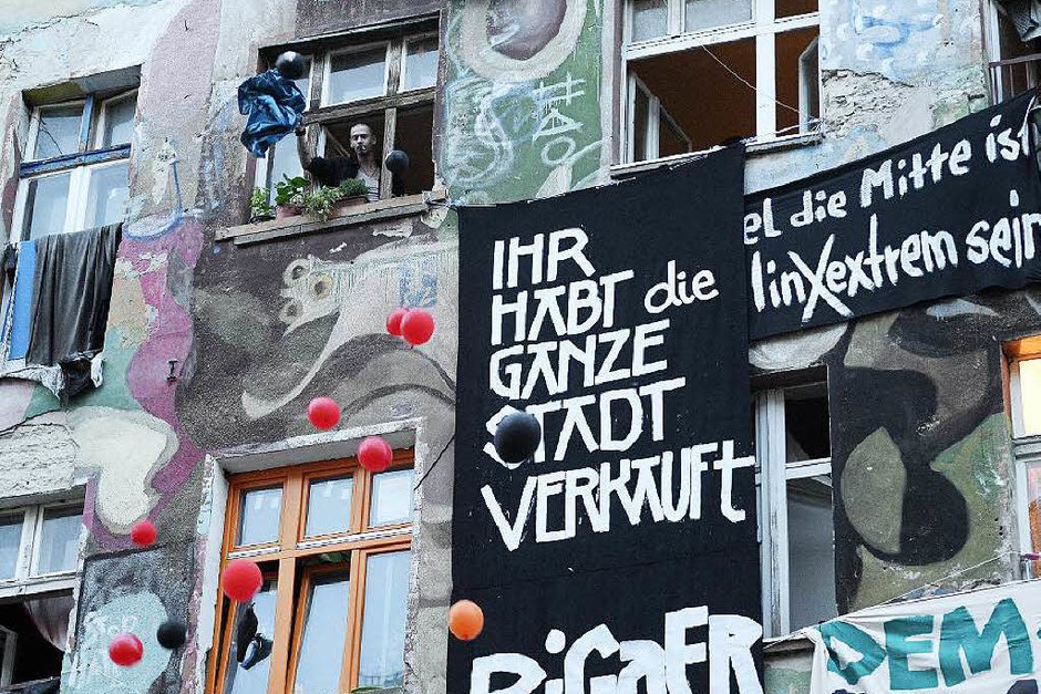 Krawalle in Berlin-Friedrichshain: Linke und linksextreme Gruppen unterstützen Autonome, die Häuser in der Rigaer Straße bewohnen. (Foto: dpa) Krawalle in Berlin-Friedrichshain: Linke und linksextreme Gruppen unterstützen Autonome, die Häuser in der Rigaer Straße bewohnen. (Foto: dpa)