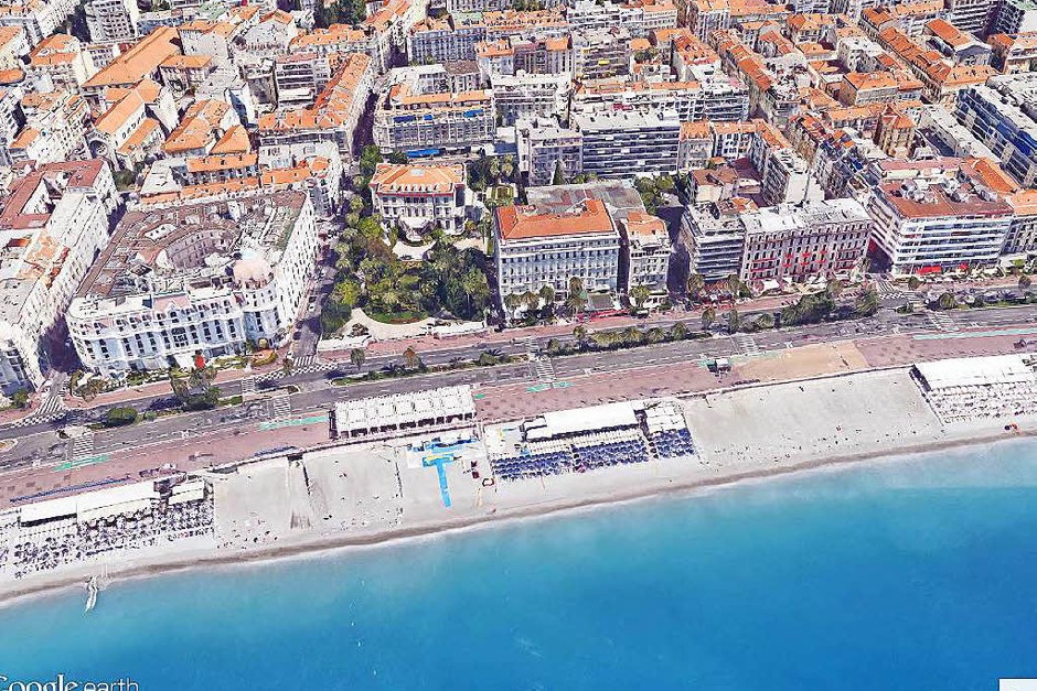 Der Ausschnitt aus Google Earth zeigt den Abschnitt der Promenade des Anglais in Nizza, Frankreich, an dem am späten Abend des 14.07.2016 ein Lastwagen bei den Feiern zum Nationalfeiertag in eine Menschenmenge gerast ist. (Foto: dpa) Der Ausschnitt aus Google Earth zeigt den Abschnitt der Promenade des Anglais in Nizza, Frankreich, an dem am späten Abend des 14.07.2016 ein Lastwagen bei den Feiern zum Nationalfeiertag in eine Menschenmenge gerast ist. (Foto: dpa)