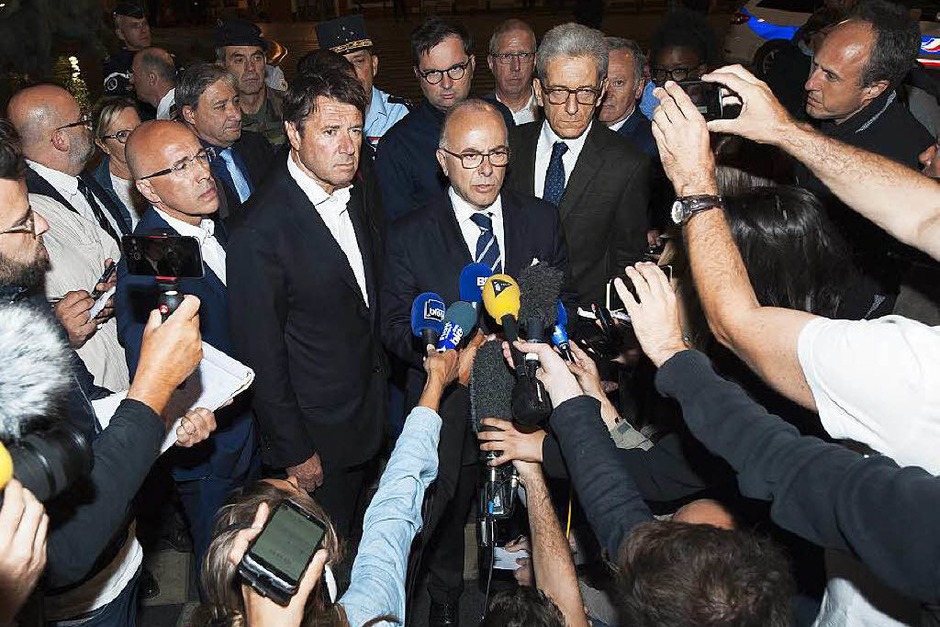 Cazeneuve spricht zu Journalisten in Nizza (Foto: dpa) Cazeneuve spricht zu Journalisten in Nizza (Foto: dpa)