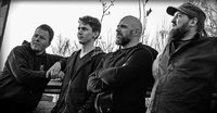 Leidenschaftlich mit mächtigem Sound geben sich die Bands Kyler und Dekadenz Leidenschaftlich mit mächtigem Sound geben sich die Bands Kyler und Dekadenz