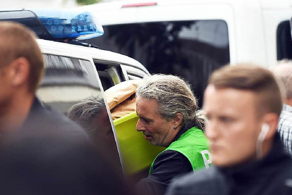 Die Polizei sichert Beweise aus einer Wohnung in der Dachauer Straße in München. (Foto: dpa) Die Polizei sichert Beweise aus einer Wohnung in der Dachauer Straße in München. (Foto: dpa)
