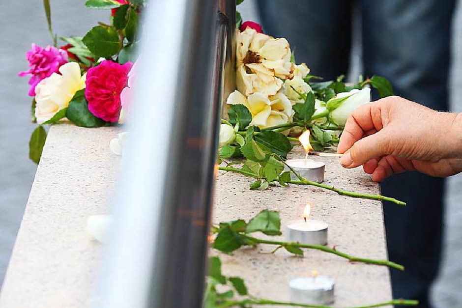 Kerzen erinnern an die Opfer der Schießerei von Freitagabend. (Foto: dpa) Kerzen erinnern an die Opfer der Schießerei von Freitagabend. (Foto: dpa)