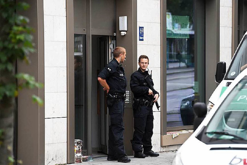 Die Polizei sichert am Samstag Beweise aus diesem Gebäude an der Dachauer Straße. (Foto: dpa) Die Polizei sichert am Samstag Beweise aus diesem Gebäude an der Dachauer Straße. (Foto: dpa)