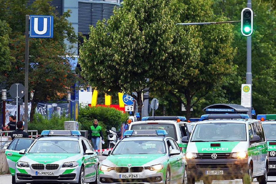 Das Gebiet rund um das Olympia-Einkaufszentrum ist abgesperrt. (Foto: dpa) Das Gebiet rund um das Olympia-Einkaufszentrum ist abgesperrt. (Foto: dpa)