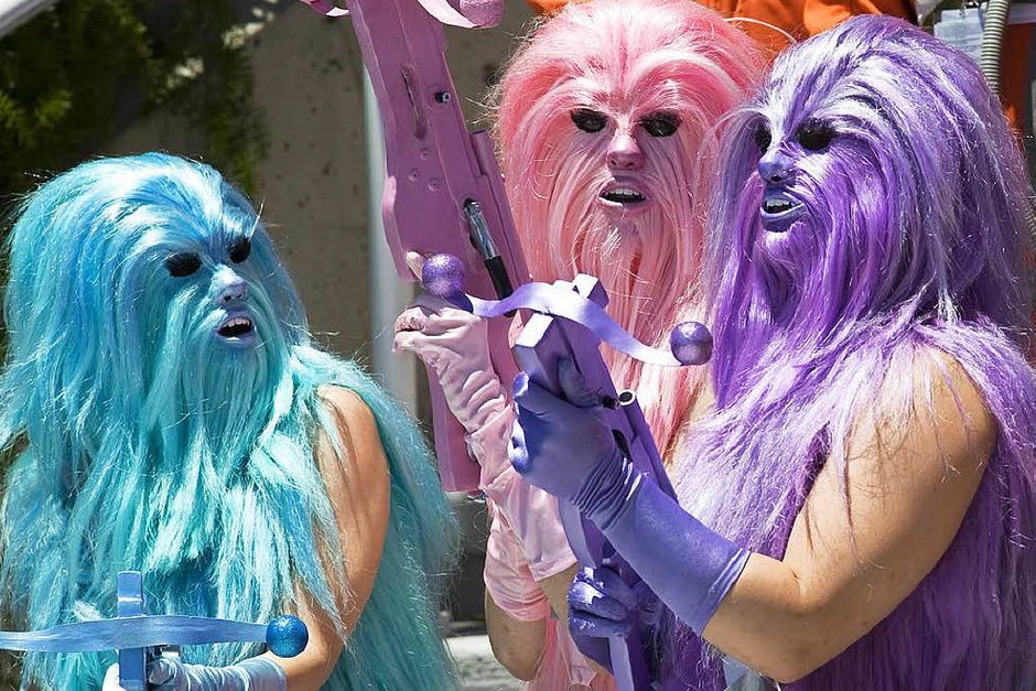 Bunt, schrill, gruselig: So haben sich die Fans für die Comic-Con 2016 in Schale geworfen. (Foto: dpa) Bunt, schrill, gruselig: So haben sich die Fans für die Comic-Con 2016 in Schale geworfen. (Foto: dpa)