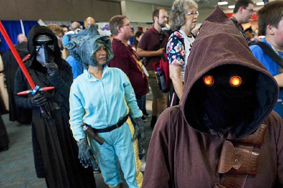 Bunt, schrill, gruselig: So haben sich die Fans für die Comic-Con 2016 in Schale geworfen. (Foto: dpa) Bunt, schrill, gruselig: So haben sich die Fans für die Comic-Con 2016 in Schale geworfen. (Foto: dpa)