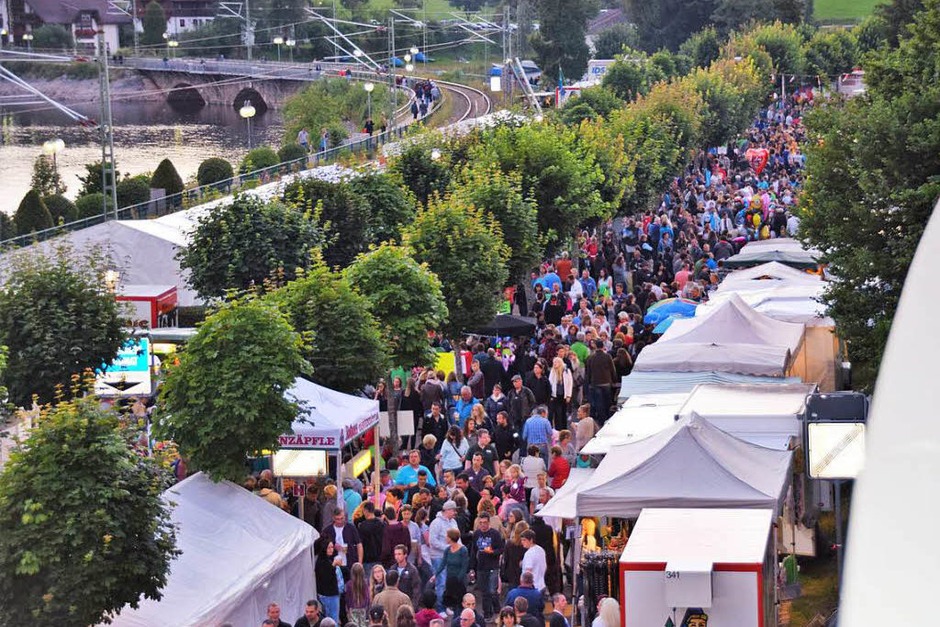 Schönes Wetter und gute Stimmung – die Festmeile in Schluchsee am Samstagabend. (Foto: Evamarie Kurfess) Schönes Wetter und gute Stimmung – die Festmeile in Schluchsee am Samstagabend. (Foto: Evamarie Kurfess)